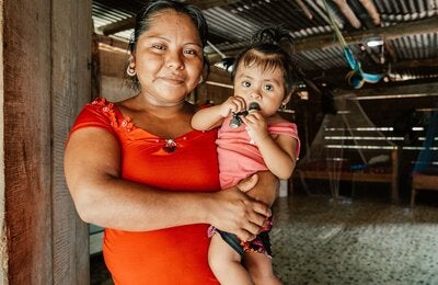 Mujer con bebé en brazos