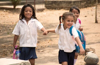 Ninñs alegres corren