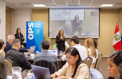 Participantes y ponente durante un taller