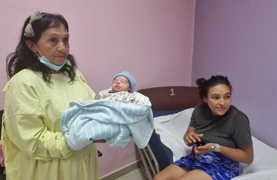 Abuela nieta y nuera en Atima, Santa Bárbara