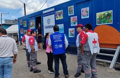 Consultor internacional en visita a uno de los sitios clave