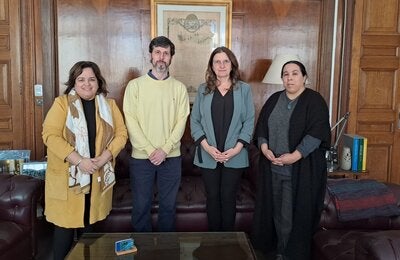 4 personas en salón de eventos, posando