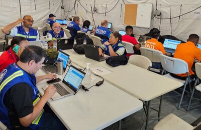 Personal durante entrenamiento, usando computadoras
