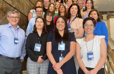 En la jornada organizada por el Ministerio de Salud denominada “Lecciones aprendidas sobre estrategias de inmunización, para un mundo postpandemia”, desarrollado en la ciudad de Santiago durante los días 27 y 28 de noviembre de 2023, la consultora nacional en inmunizaciones de la representación en Chile de OPS/OMS, licenciada Solange Santillana en conjunto con el equipo del Departamento de Inmunizaciones de MINSAL presentaron el manual de bolsillo ESAVI