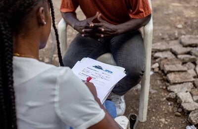 2 personnes sont assises