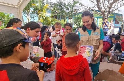   Personal de campo del proyecto CERF promoviendo salud mental entre niños migrantes