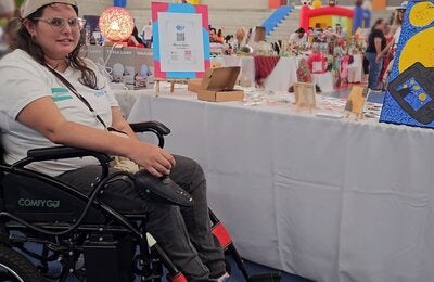 persona en silla de ruedas en feria de emprendedores
