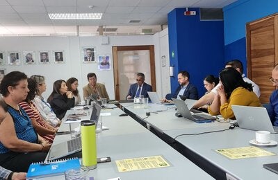 Autoridades durante la reunión de revisión