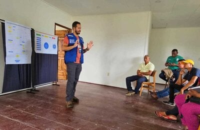 Dr. Otto Padilla, brindando charla sobre malaria a los colvol en la zona de la moskitia hnd