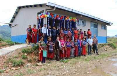 Mujeres de la aldea Cimientos Xeputul celebran la reapertura del centro comunitario de salud