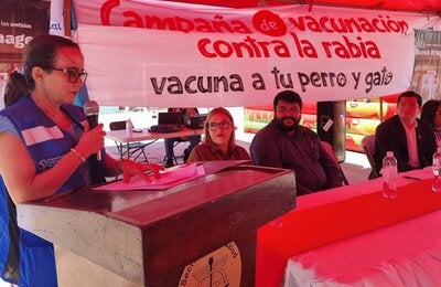 Aída Soto se dirige a la audiencia en la inauguración de la vacunación contra la rabia