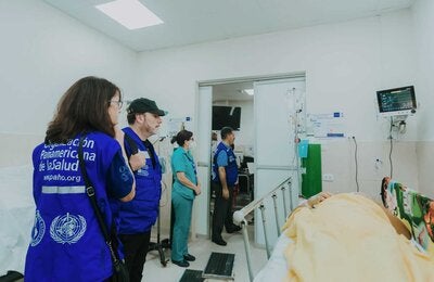 Equipo OPS/OMS en Hospital