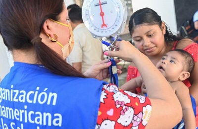 Tomando nota  del peso de un bebé