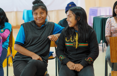 Dos adolescentes sonriendo