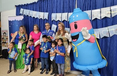 Autoridades, Navacu y algunos de los niños que fueron vacunados