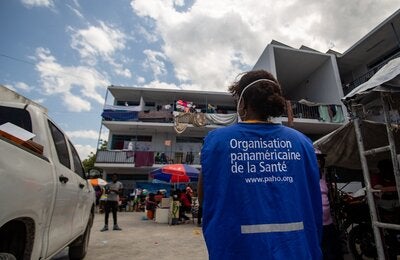 Un personnel de l’OPS dans un site de déplacé à Port-au-Prince