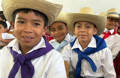 Niños con vestido típico-Campaña Nacional de Desparasitación 2024