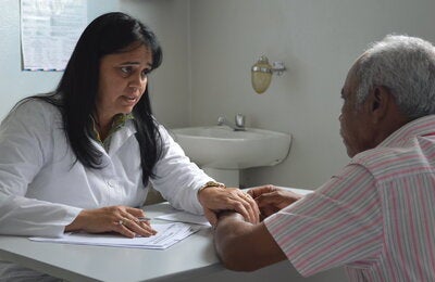 Médico con paciente