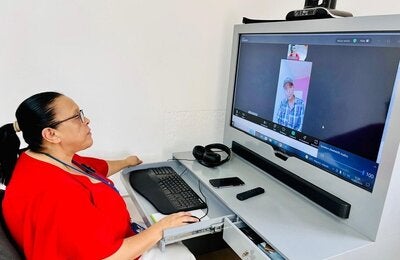 profesional de salud brindando atención en teleclínica de Danlí