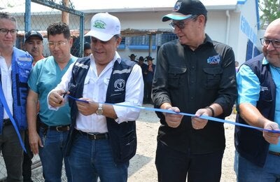 Ministro de salud y representante de OPS cortan cinta de inauguración 
