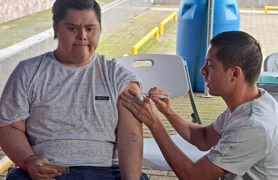 Joven siendo vacunado contra la influenza