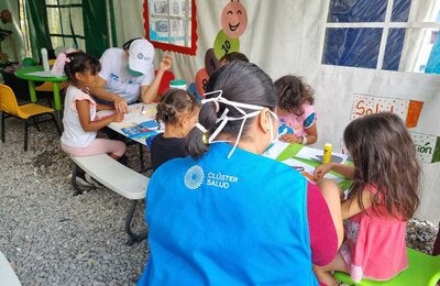Niños haciendo ludoterapia 