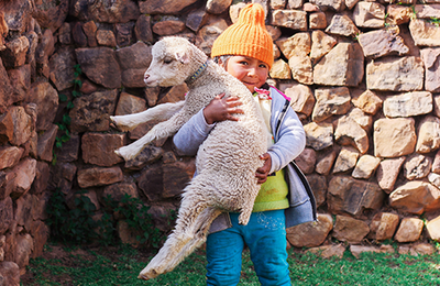 Niña latinoamericana con oveja