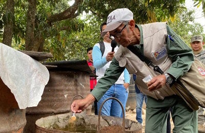 personal verificando Ovitrampas