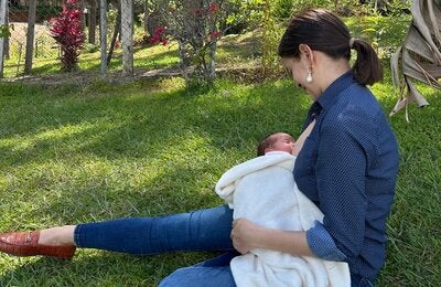 Gabriela dando lactacia a su pequeña Helena hnd