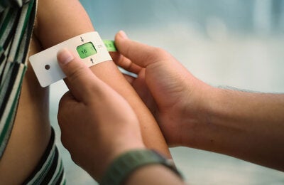 Midiendo la circunferencia de la mitad superior del brazo