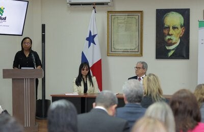Foto de Leah Mari Richards, Asesora en Sistemas y Servicios de Salud, mesa principal y parte del publico participante donde la Organización Panamericana de la Salud (OPS) participa en el lanzamiento del Registro Nacional de Enfermedades No Transmisibles (RENENT) y del Observatorio Nacional del Cáncer en Panamá, dos herramientas tecnológicas que marcarán un hito en el control de enfermedades no transmisibles (ENTs), como el cáncer, la diabetes, las enfermedades cardiovasculares, la obesidad, entre otras.