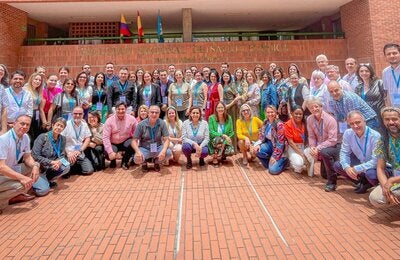 Foto grupal de los participantes del  taller para fortalecer la gestión y gobernanza de 11 Secretarías de Salud departamentales y la formación de redes integradas e integrales de salud