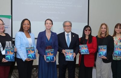 Foto grupal de autoridades y directivos - El Ministerio de Salud (MINSA) de Panamá, en colaboración con la Organización Panamericana de la Salud (OPS), llevó a cabo una plenaria para presentar los resultados de la evaluación del desempeño de las Funciones Esenciales de Salud Pública (FESP) renovadas. Este evento, que contó con la participación de más de 80 representantes de diversas instituciones, marcó un hito en el compromiso del país por fortalecer su sistema de salud.