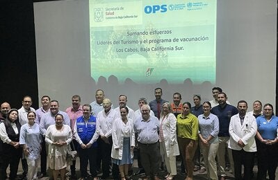 Foto de grupo, autoridades y expertos en salud y turismo