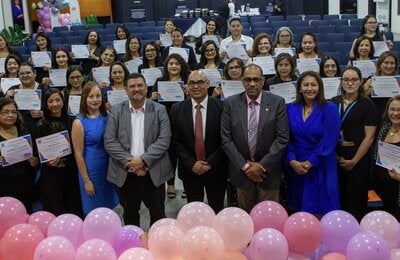 Trabajadores sociales reciben su diploma por finalización del curso virtual del cuidado paliativo