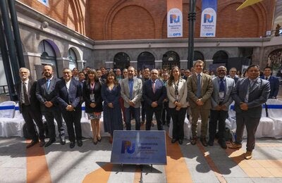 Participantes de la Primera Reunión Interregional protagonizan fotografía conmemorativa durante el segundo día del encuentro
