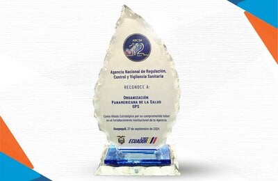 Reconocimiento que la ARCSA entregó a la OPS de Ecuador por el acompañamiento técnico que hace a la Autoridad Regulatoria