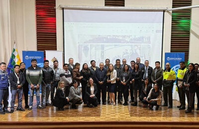 Foto grupal de los participantes del evento sobre seguridad vial