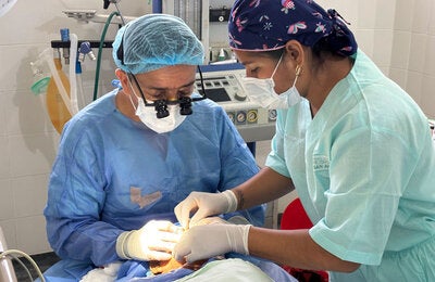 Medicos realizando operacion para tracoma