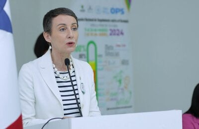 Fotografía de la Dra. Ana Rivière Cinnamond, representante de la OPS/OMS en Panamá, en el lanzamiento de una nueva campaña para reforzar el seguimiento contra el sarampión, dirigida a completar la cobertura de vacunación de niños entre 1 a 4 años de edad.