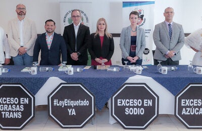 Foto de participantes del foro donde se presentó la postura conjunta a favor del Etiquetado Frontal de Advertencia Nutricional.