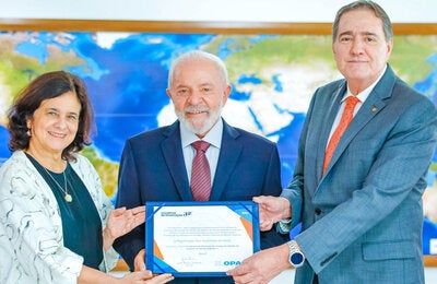 Ministra, Nísia Trindade; presidente Lula; e diretor da OPAS, Jarbas Barbosa