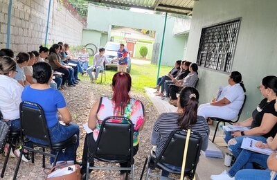 consejeros de vih en Santa Bárbara siendo capacitados por la OPS