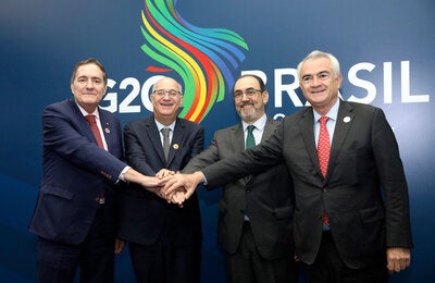  307 / 5,000 Líderes do Banco de Desenvolvimento da América Latina e do Caribe (CAF), da Comissão Econômica para a América Latina e o Caribe (CEPAL), do Banco Interamericano de Desenvolvimento (BID) e da Organização Pan-Americana da Saúde (OPAS), com as mãos apoiadas umas nas outras em sinal de cooperação.