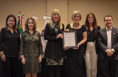 Directora del IEPAM recibiendo el reconocimiento