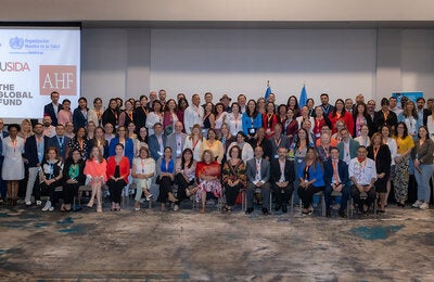 Fotografía grupal de la reunión regional con el objetivo de acelerar la respuesta al VIH, Tuberculosis (TB), Hepatitis y otras infecciones de transmisión sexual (ITS) en América Latina.