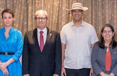 Fotografía de las autoridades presentes en Simposio Conmemorativo del 75 Aniversario del INCAP. Este evento, reunió a expertos nacionales e internacionales para discutir estrategias innovadoras en la prevención de enfermedades no transmisibles (ENT) relacionadas a la nutrición en Panamá.