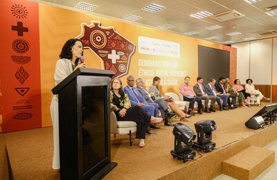 Elisa Prieto na mesa de abertura