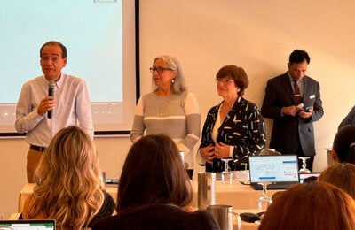 Dra. Padilla y panelsitas en reunion de cuidados en reunion presencial