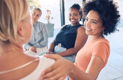 pequeno grupo de pessoas sorrindo vibrações positivas